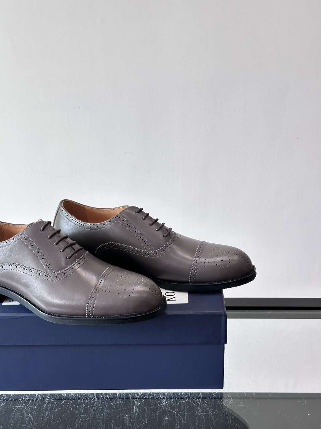 J·M男士布洛克皮鞋，采用头层牛皮，表面手工擦色，复古感满满✨。经典布洛克雕花+三接头设计，商务正装、婚