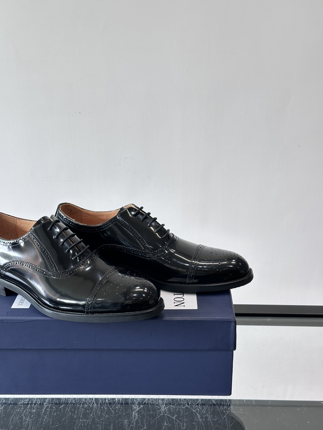 J·M男士布洛克皮鞋，采用头层牛皮，表面手工擦色，复古感满满✨。经典布洛克雕花+三接头设计，商务正装、婚