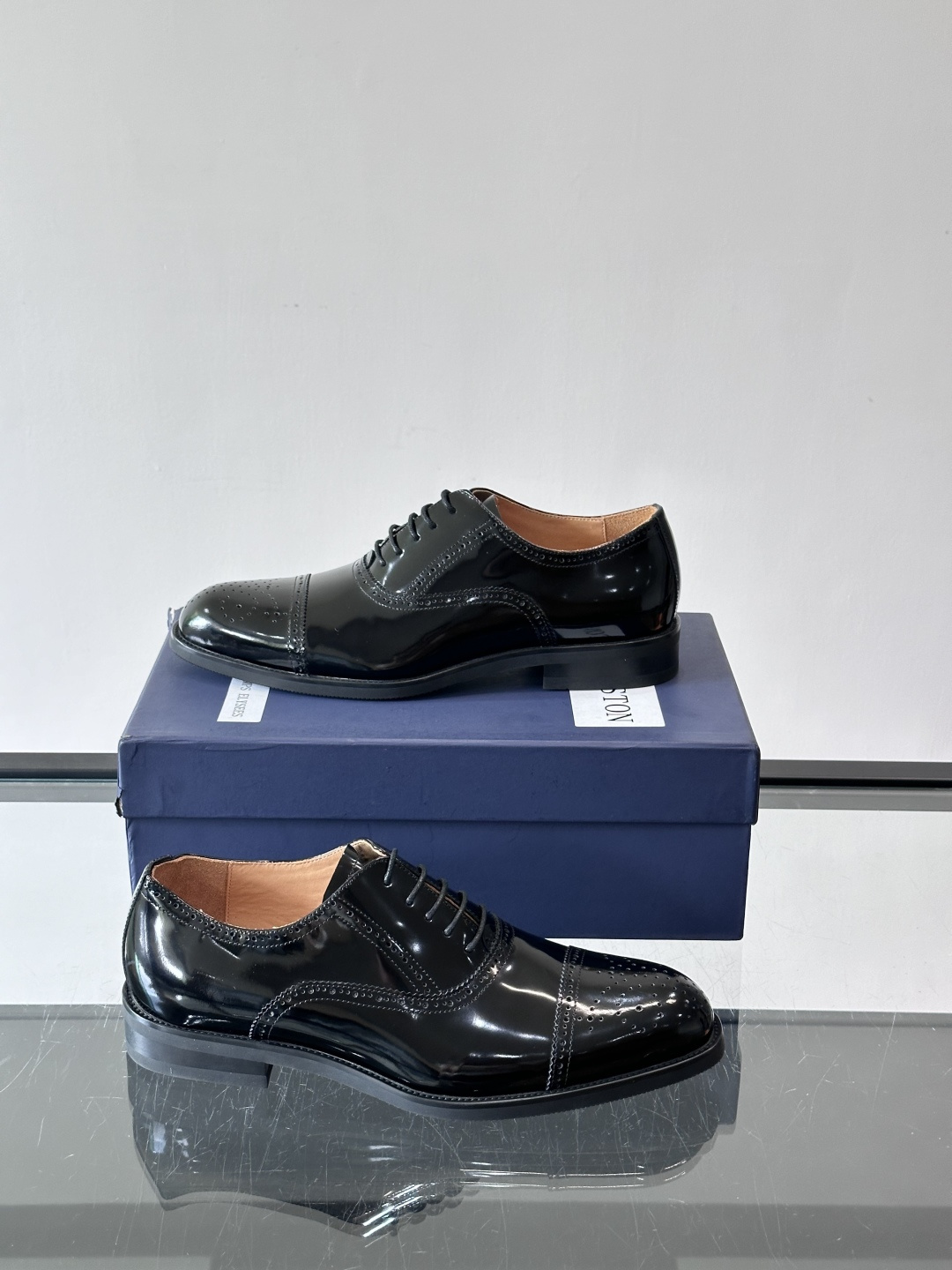 J·M男士布洛克皮鞋，采用头层牛皮，表面手工擦色，复古感满满✨。经典布洛克雕花+三接头设计，商务正装、婚