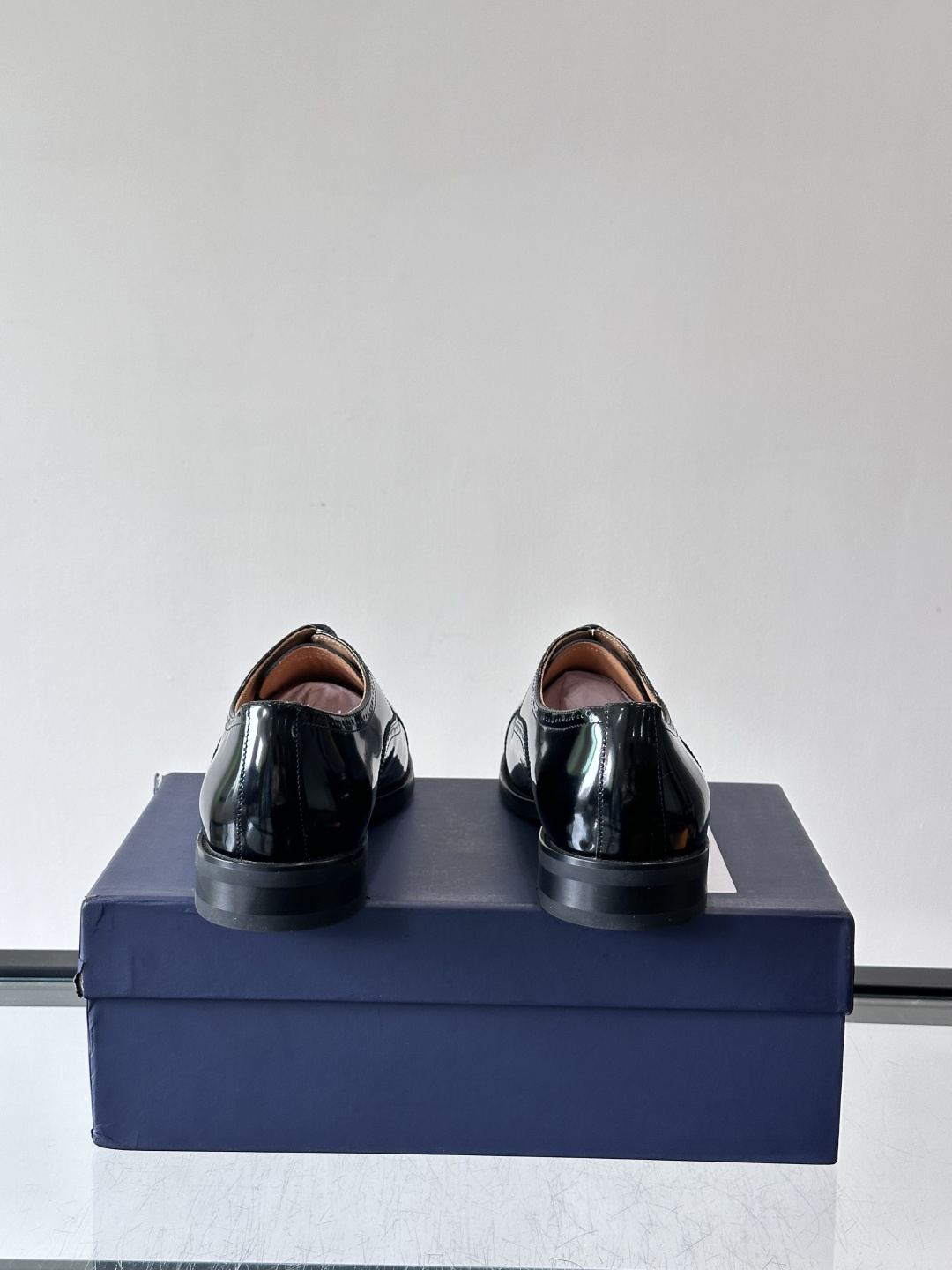 J·M男士布洛克皮鞋，采用头层牛皮，表面手工擦色，复古感满满✨。经典布洛克雕花+三接头设计，商务正装、婚