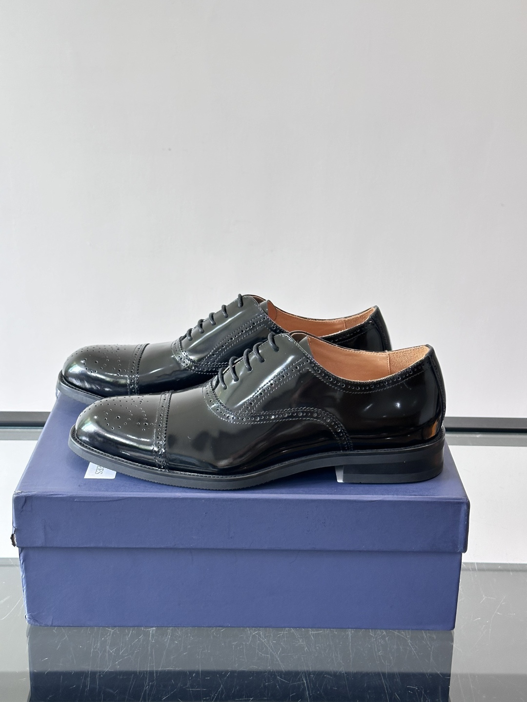 J·M男士布洛克皮鞋，采用头层牛皮，表面手工擦色，复古感满满✨。经典布洛克雕花+三接头设计，商务正装、婚