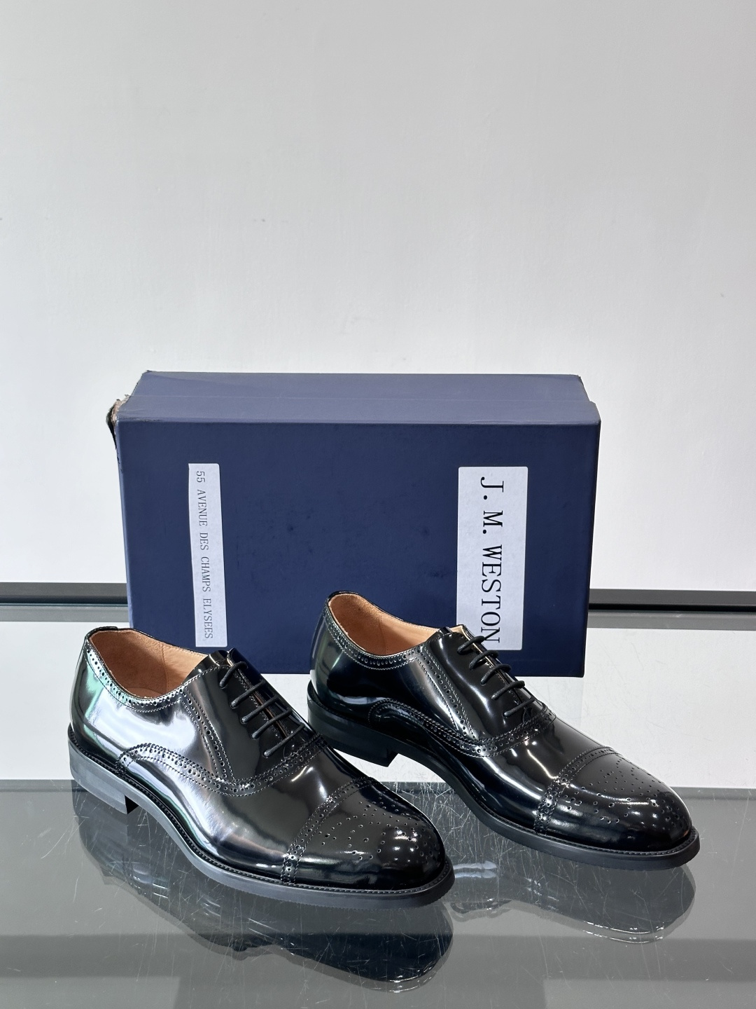 J·M男士布洛克皮鞋，采用头层牛皮，表面手工擦色，复古感满满✨。经典布洛克雕花+三接头设计，商务正装、婚