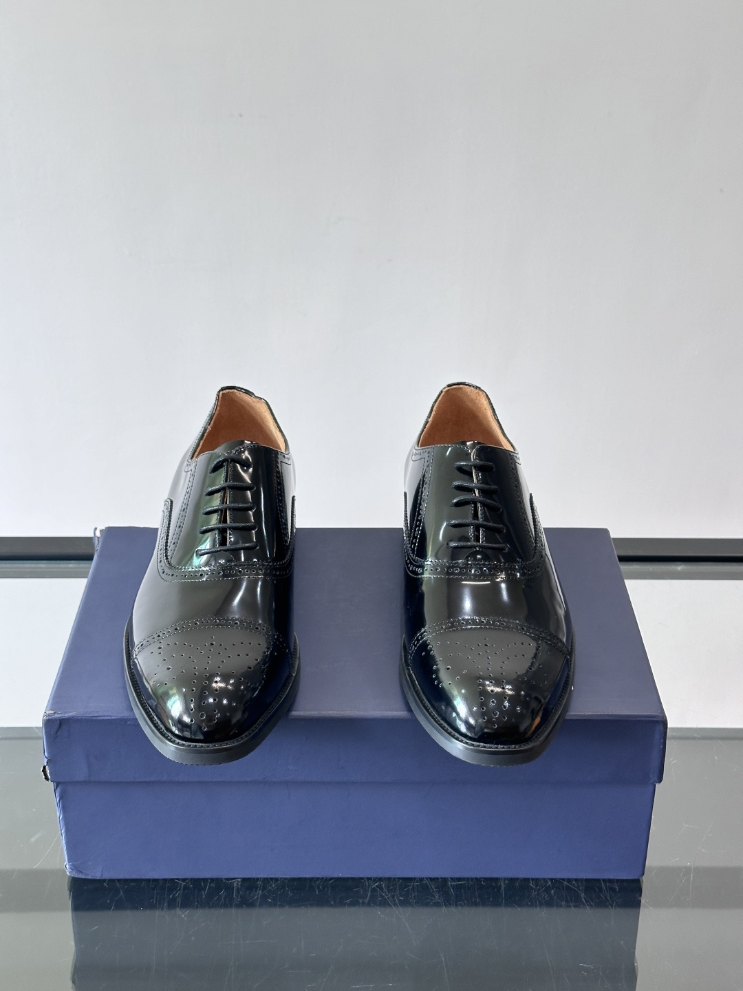 J·M男士布洛克皮鞋，采用头层牛皮，表面手工擦色，复古感满满✨。经典布洛克雕花+三接头设计，商务正装、婚