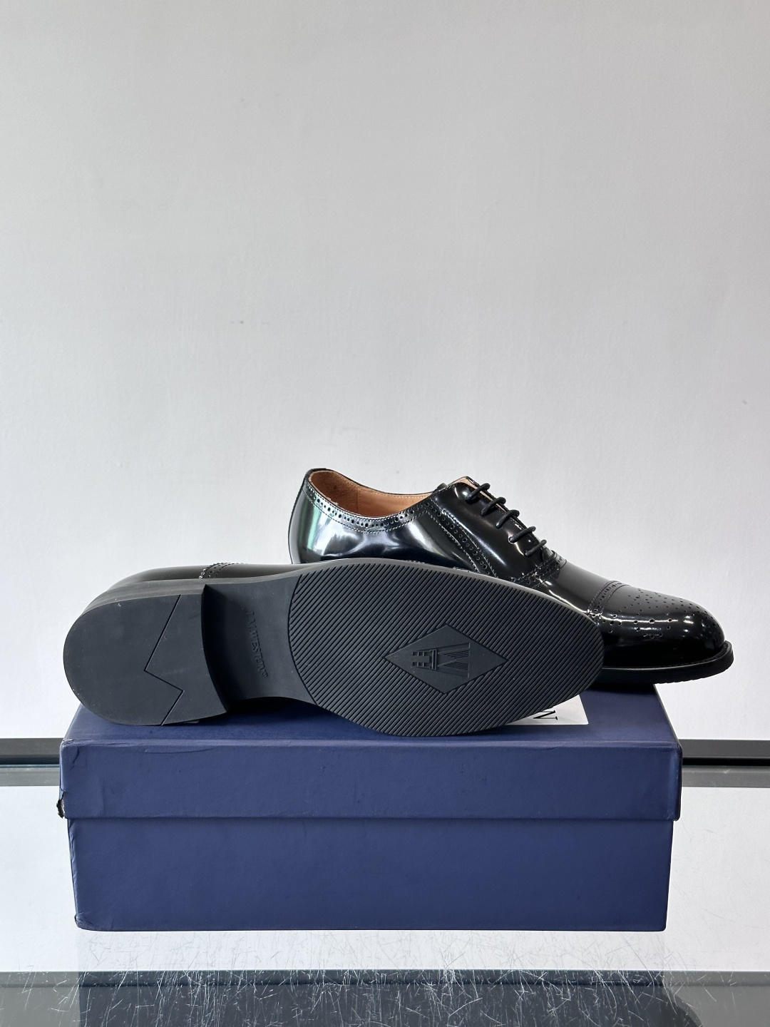 J·M男士布洛克皮鞋，采用头层牛皮，表面手工擦色，复古感满满✨。经典布洛克雕花+三接头设计，商务正装、婚