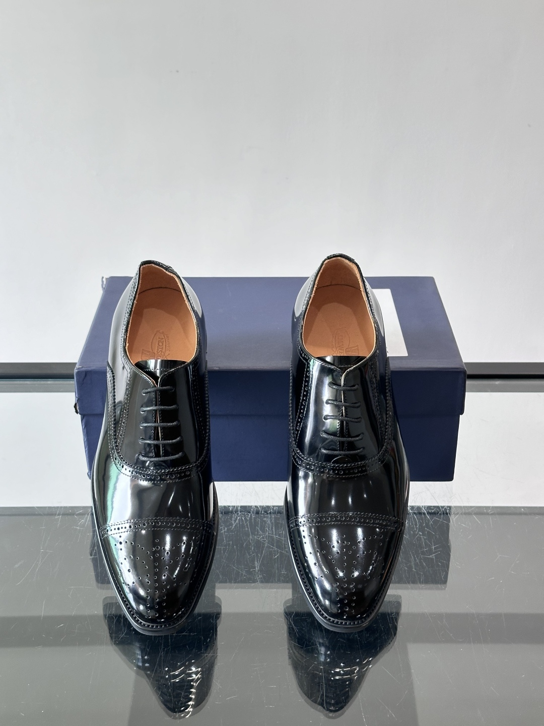 J·M男士布洛克皮鞋，采用头层牛皮，表面手工擦色，复古感满满✨。经典布洛克雕花+三接头设计，商务正装、婚