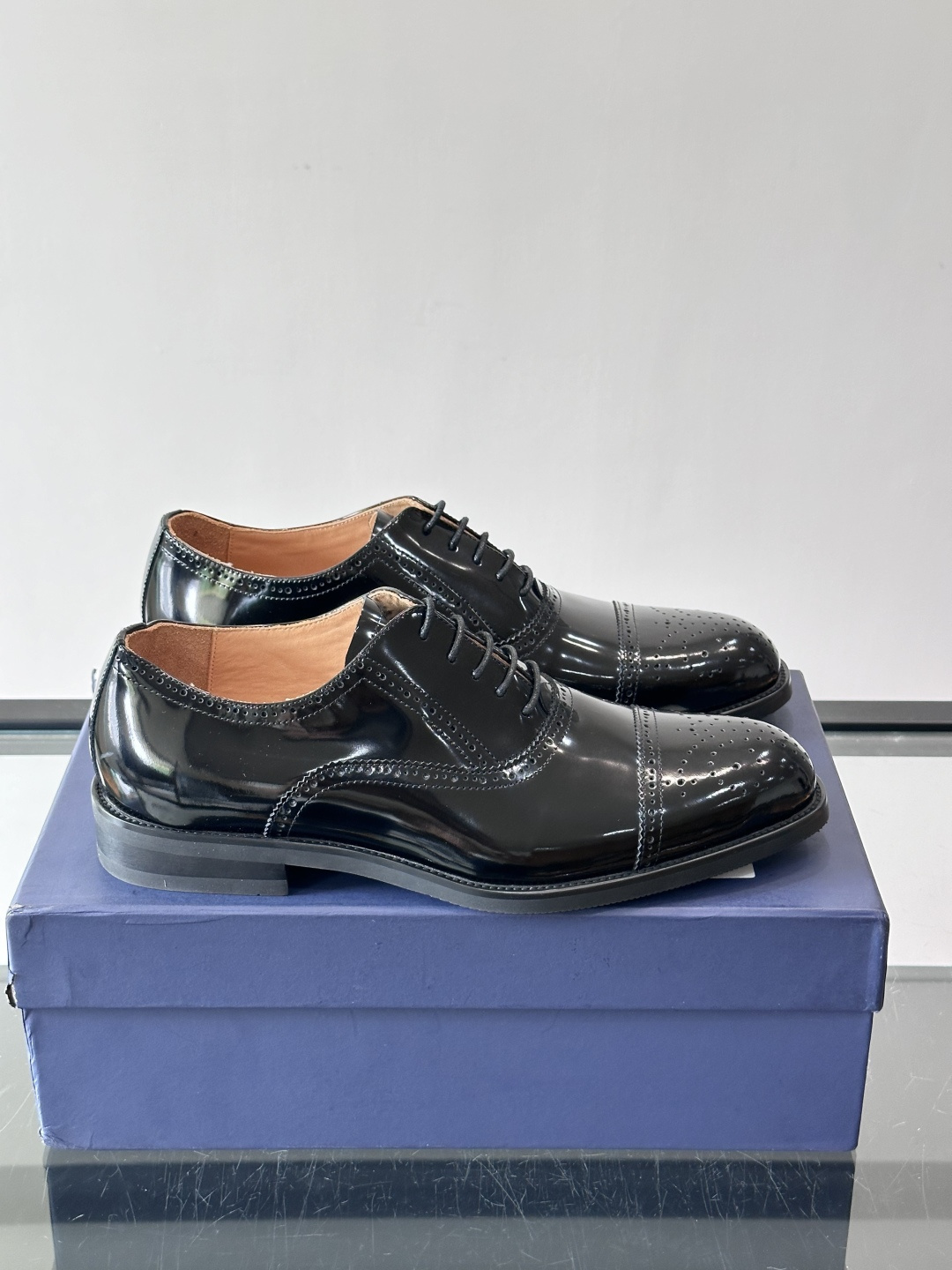 J·M男士布洛克皮鞋，采用头层牛皮，表面手工擦色，复古感满满✨。经典布洛克雕花+三接头设计，商务正装、婚