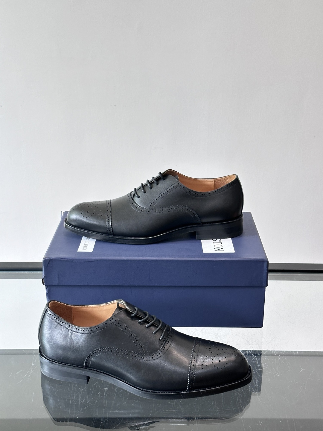 J·M男士布洛克皮鞋，采用头层牛皮，表面手工擦色，复古感满满✨。经典布洛克雕花+三接头设计，商务正装、婚