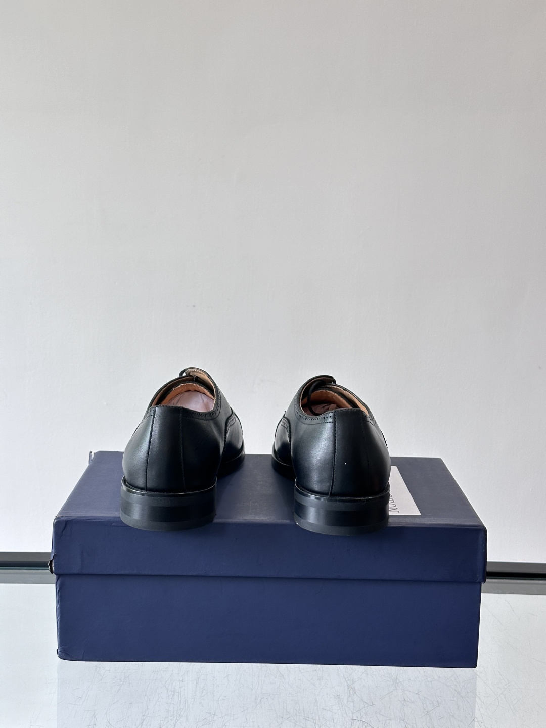 J·M男士布洛克皮鞋，采用头层牛皮，表面手工擦色，复古感满满✨。经典布洛克雕花+三接头设计，商务正装、婚