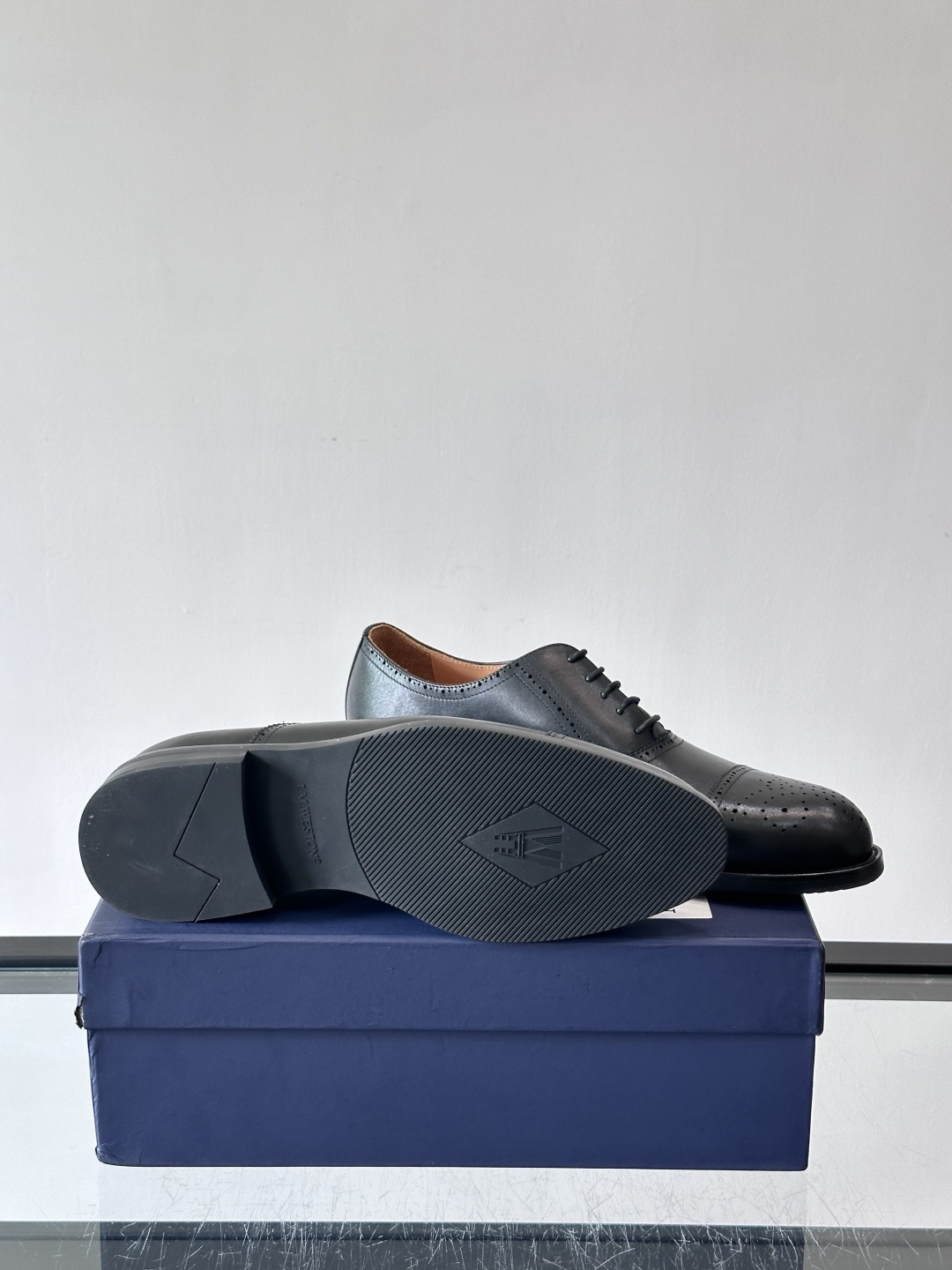 J·M男士布洛克皮鞋，采用头层牛皮，表面手工擦色，复古感满满✨。经典布洛克雕花+三接头设计，商务正装、婚