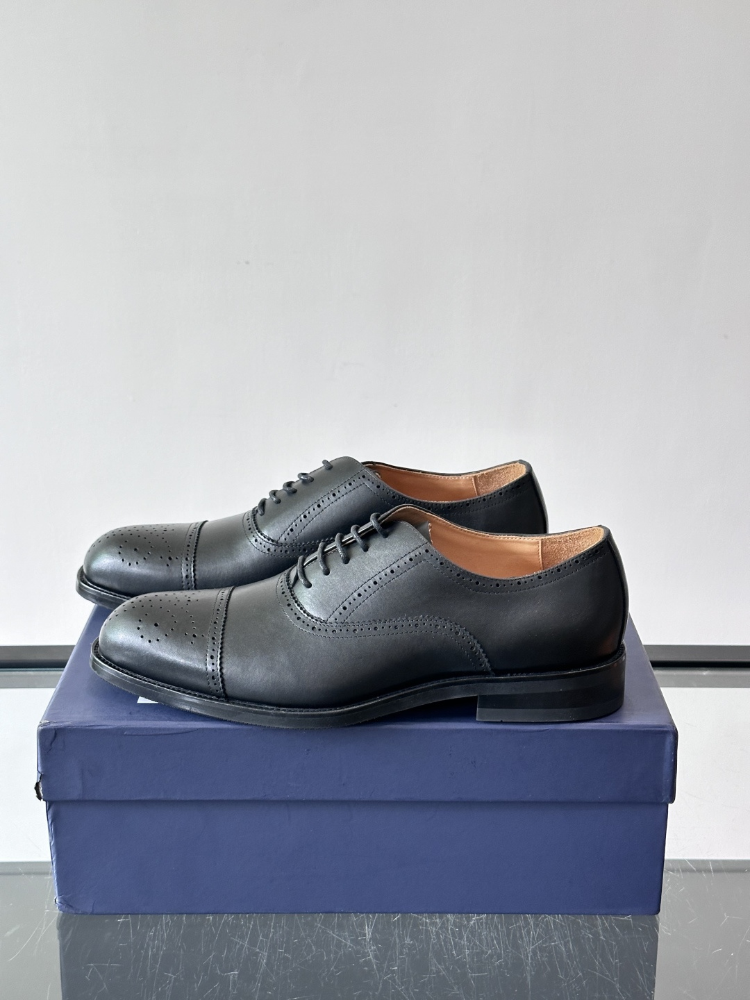 J·M男士布洛克皮鞋，采用头层牛皮，表面手工擦色，复古感满满✨。经典布洛克雕花+三接头设计，商务正装、婚