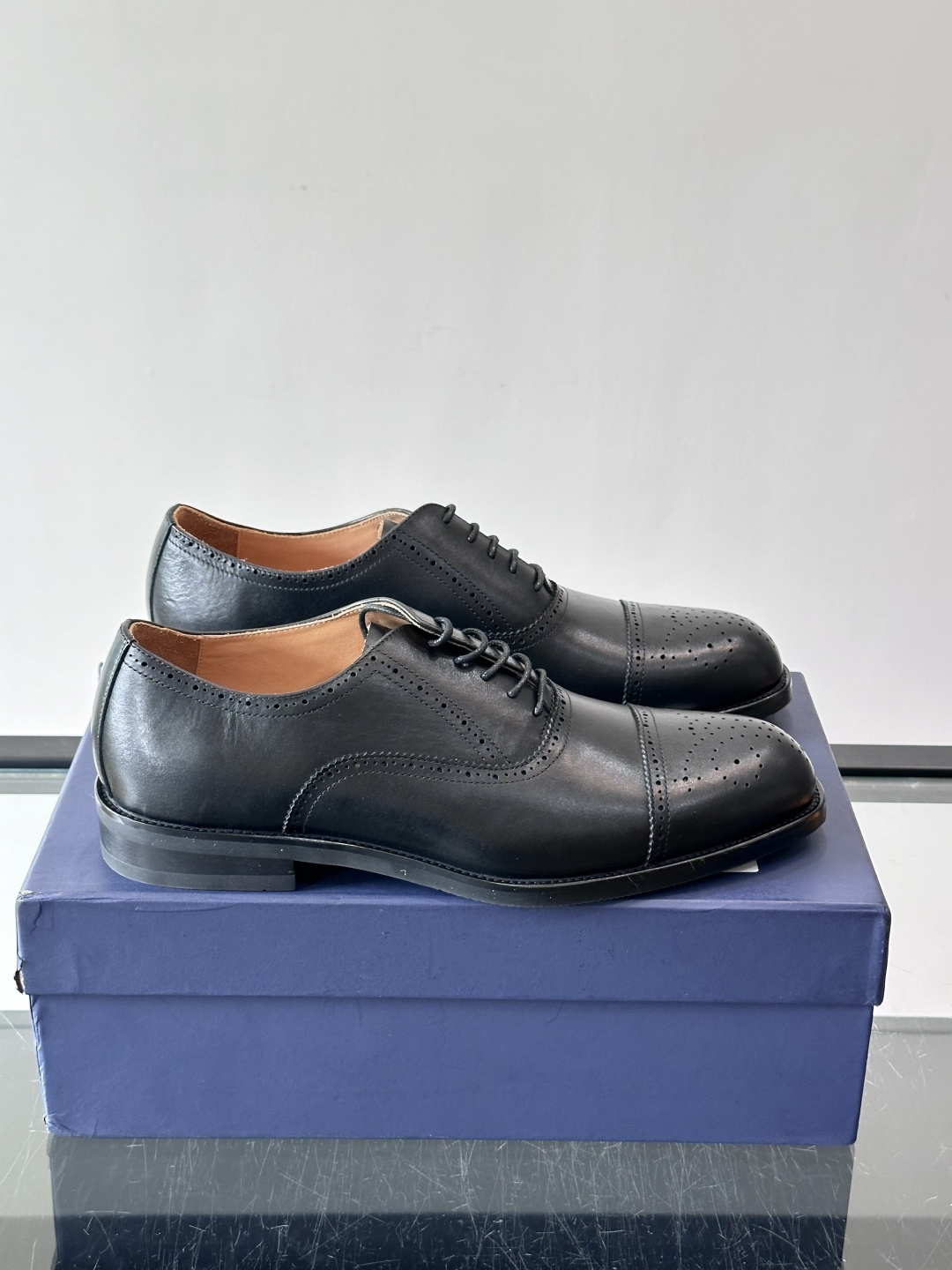 J·M男士布洛克皮鞋，采用头层牛皮，表面手工擦色，复古感满满✨。经典布洛克雕花+三接头设计，商务正装、婚