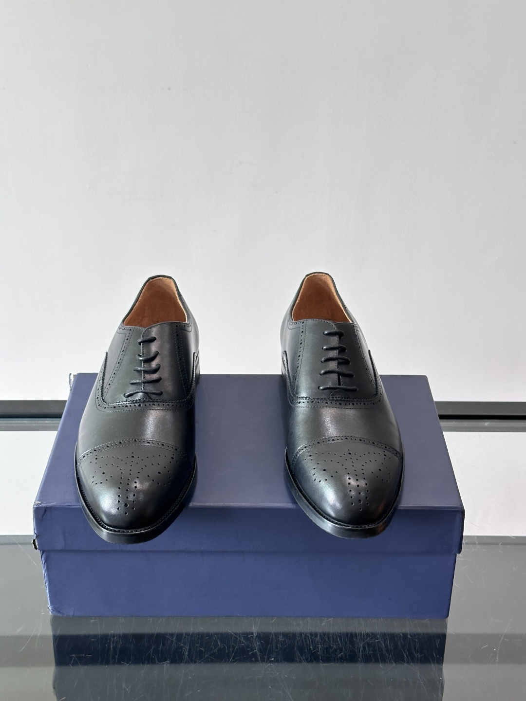 J·M男士布洛克皮鞋，采用头层牛皮，表面手工擦色，复古感满满✨。经典布洛克雕花+三接头设计，商务正装、婚