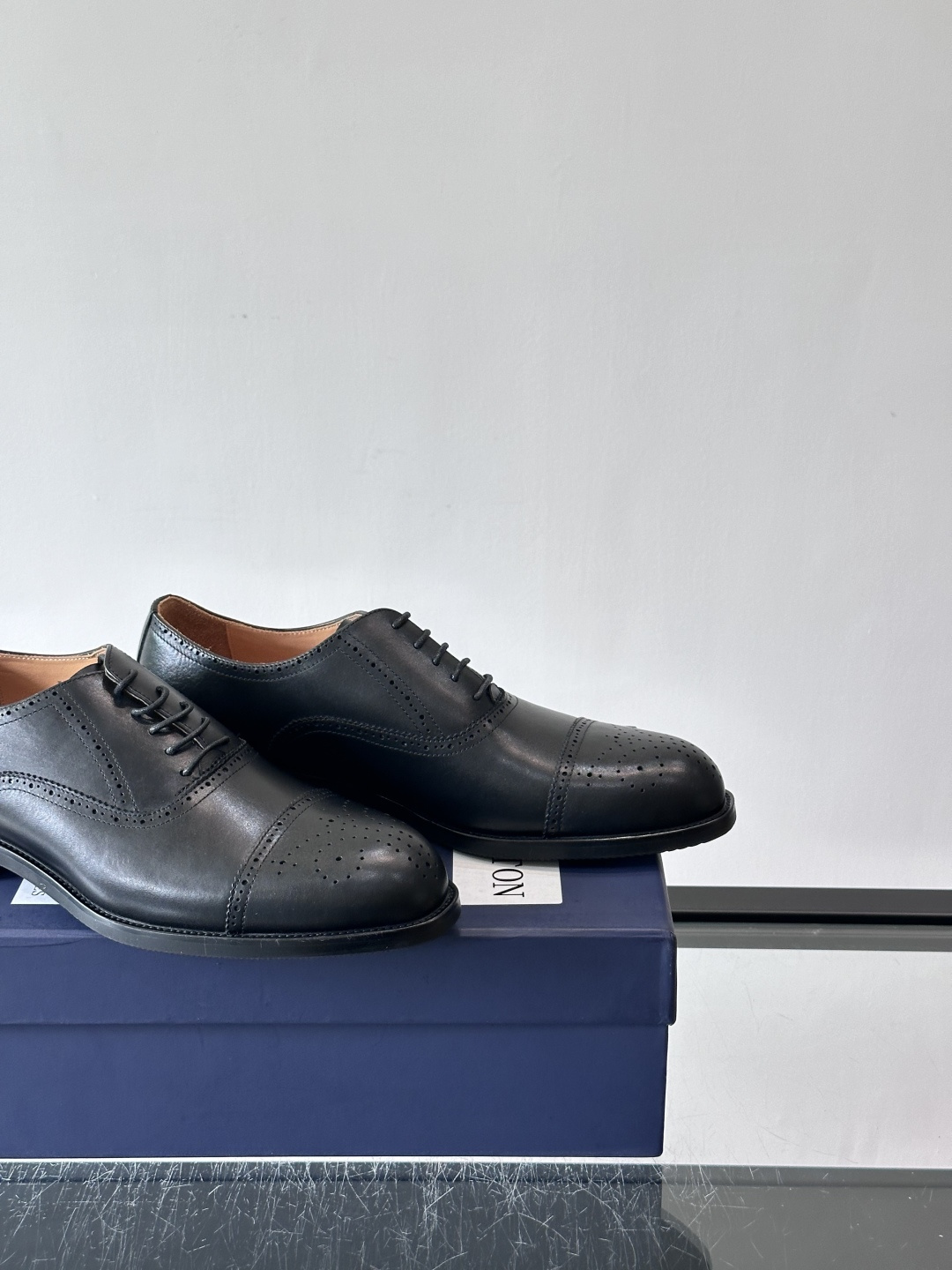 J·M男士布洛克皮鞋，采用头层牛皮，表面手工擦色，复古感满满✨。经典布洛克雕花+三接头设计，商务正装、婚