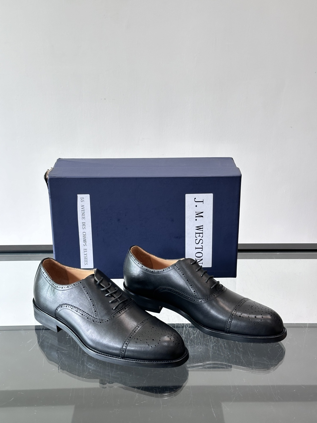 J·M男士布洛克皮鞋，采用头层牛皮，表面手工擦色，复古感满满✨。经典布洛克雕花+三接头设计，商务正装、婚