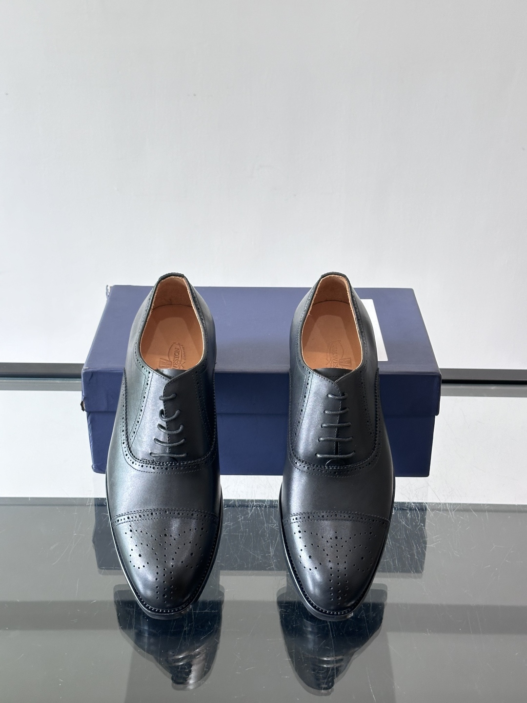 J·M男士布洛克皮鞋，采用头层牛皮，表面手工擦色，复古感满满✨。经典布洛克雕花+三接头设计，商务正装、婚