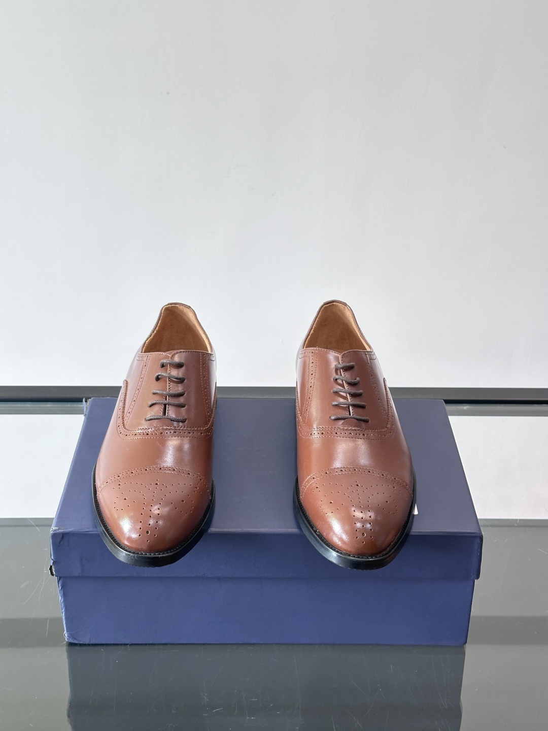 J·M男士布洛克皮鞋，采用头层牛皮，表面手工擦色，复古感满满✨。经典布洛克雕花+三接头设计，商务正装、婚