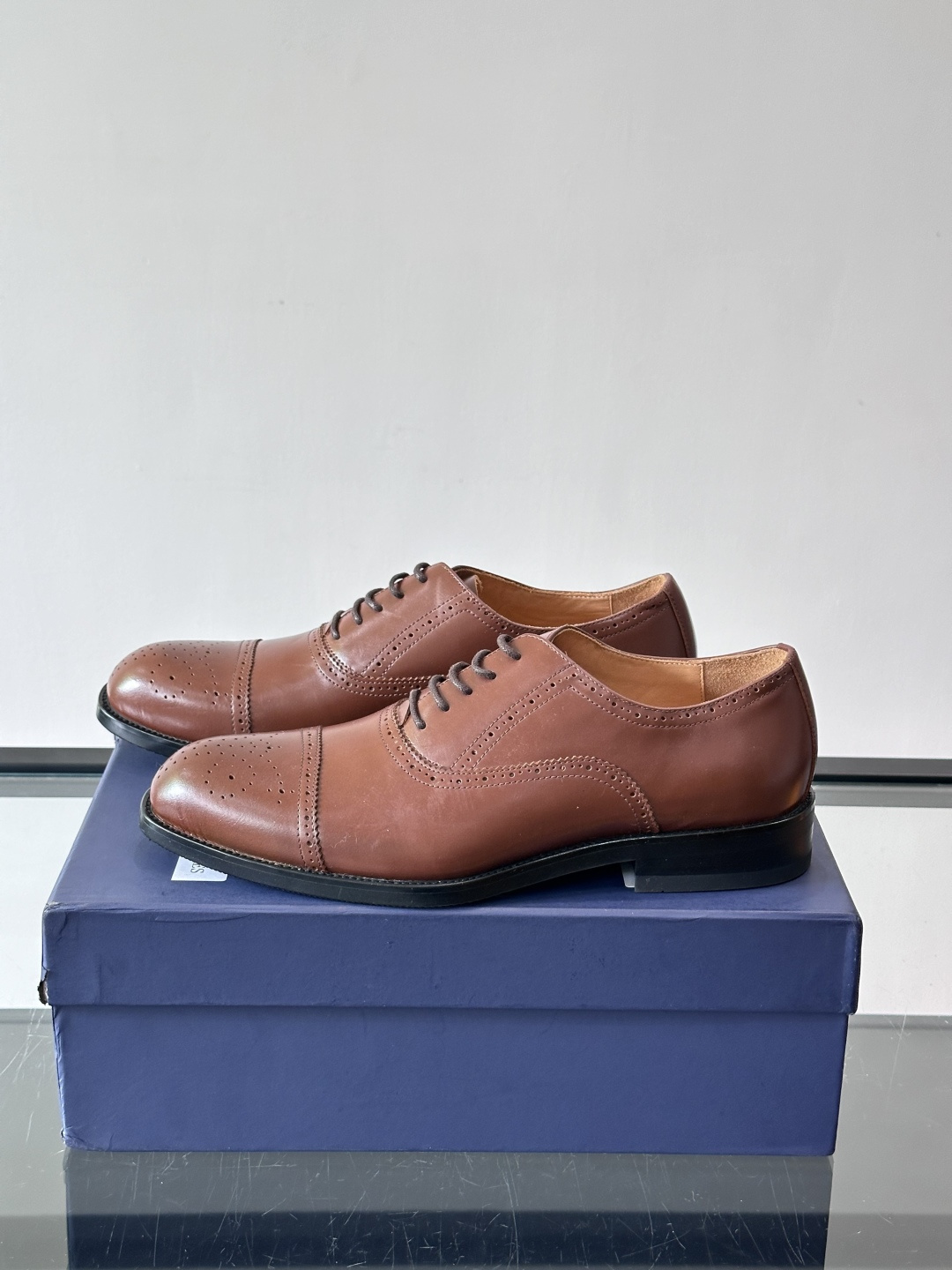 J·M男士布洛克皮鞋，采用头层牛皮，表面手工擦色，复古感满满✨。经典布洛克雕花+三接头设计，商务正装、婚