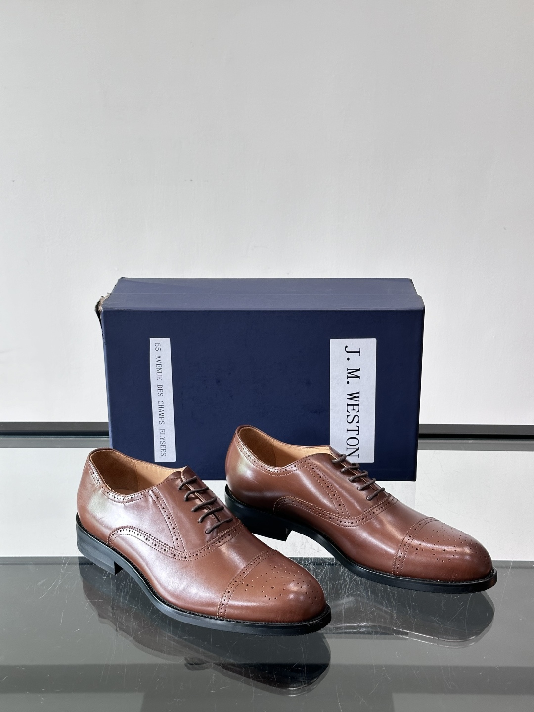 J·M男士布洛克皮鞋，采用头层牛皮，表面手工擦色，复古感满满✨。经典布洛克雕花+三接头设计，商务正装、婚