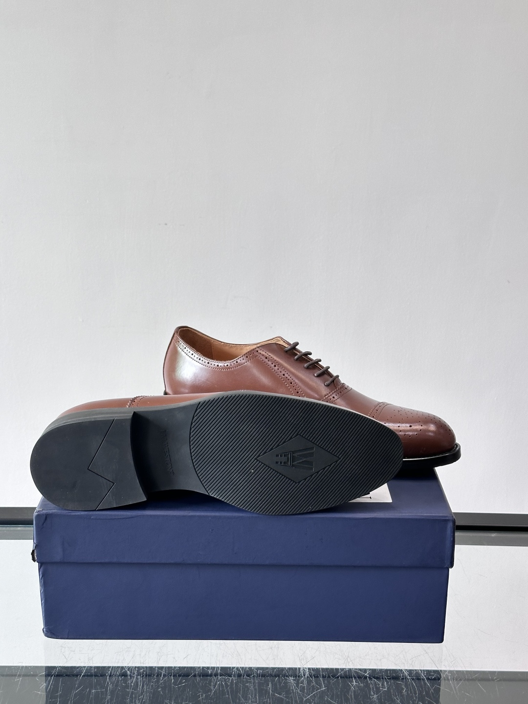 J·M男士布洛克皮鞋，采用头层牛皮，表面手工擦色，复古感满满✨。经典布洛克雕花+三接头设计，商务正装、婚