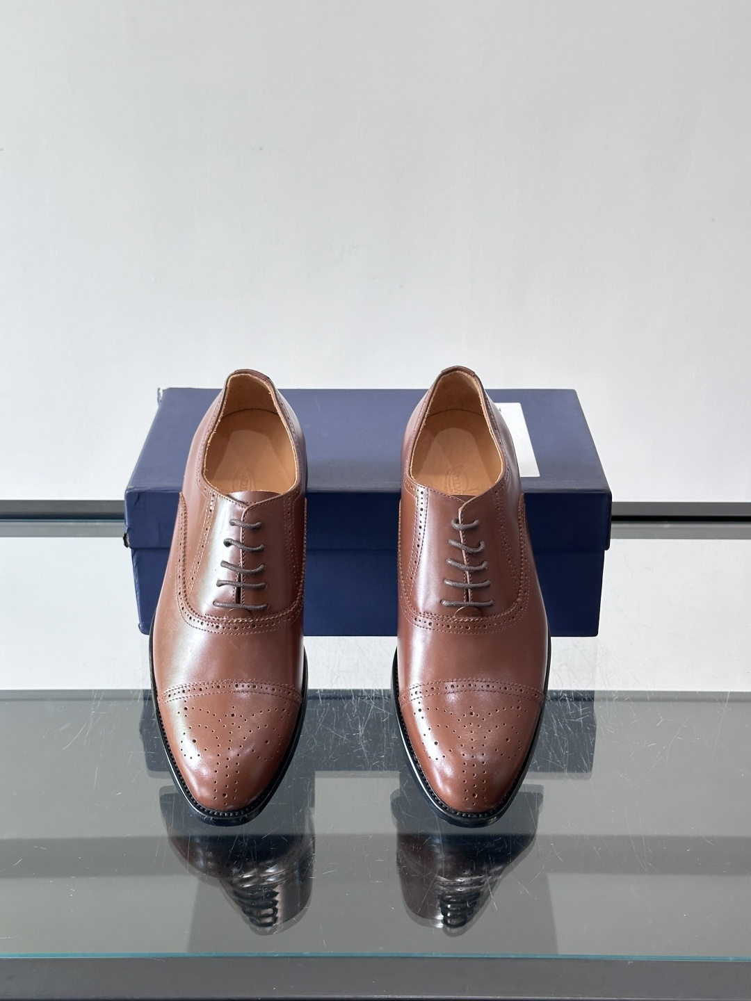 J·M男士布洛克皮鞋，采用头层牛皮，表面手工擦色，复古感满满✨。经典布洛克雕花+三接头设计，商务正装、婚