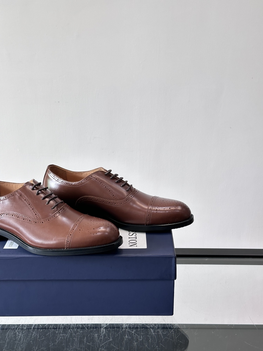 J·M男士布洛克皮鞋，采用头层牛皮，表面手工擦色，复古感满满✨。经典布洛克雕花+三接头设计，商务正装、婚