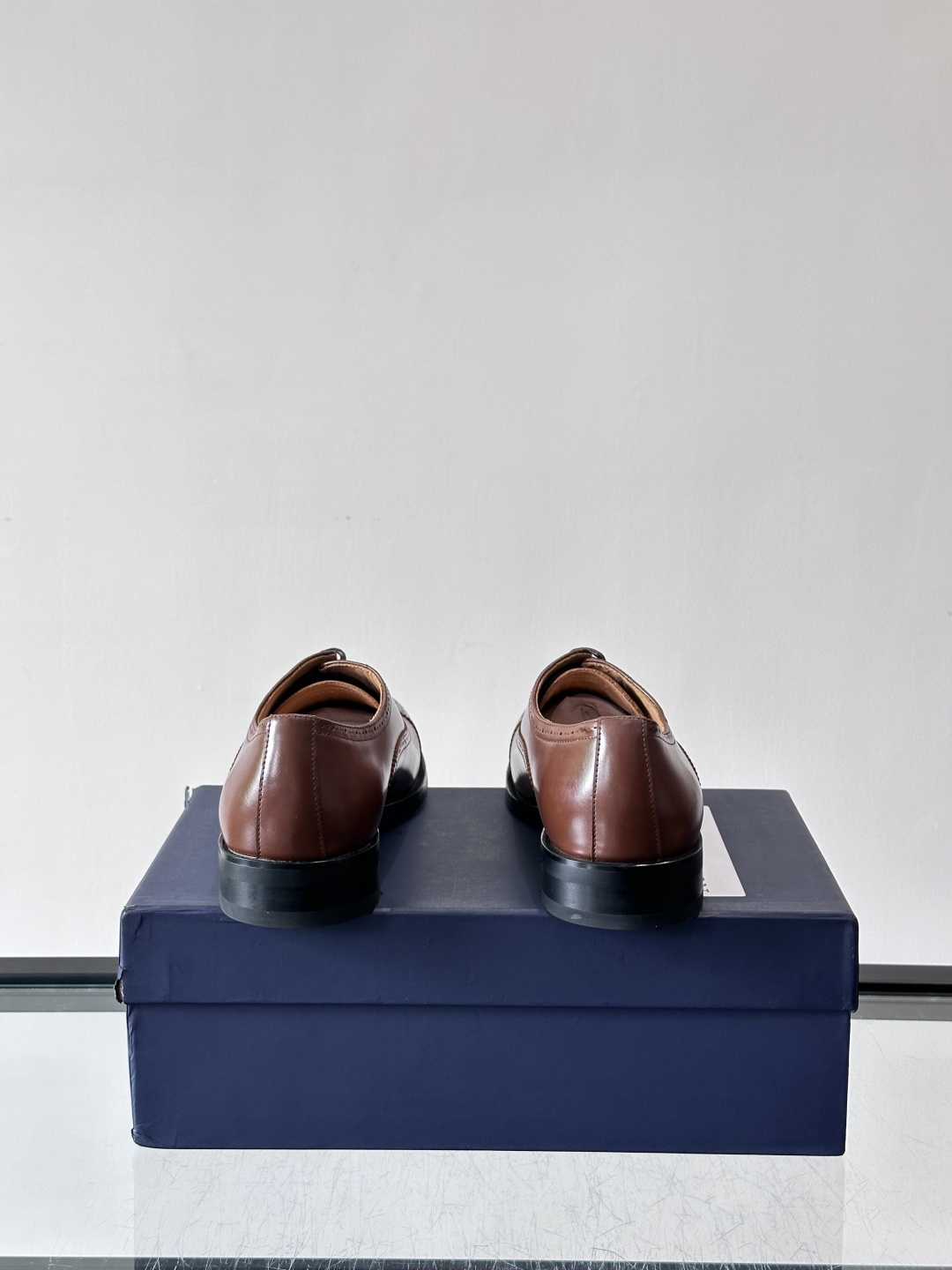 J·M男士布洛克皮鞋，采用头层牛皮，表面手工擦色，复古感满满✨。经典布洛克雕花+三接头设计，商务正装、婚