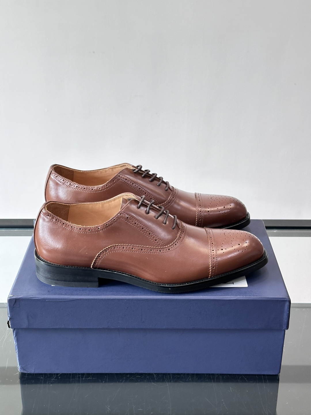 J·M男士布洛克皮鞋，采用头层牛皮，表面手工擦色，复古感满满✨。经典布洛克雕花+三接头设计，商务正装、婚