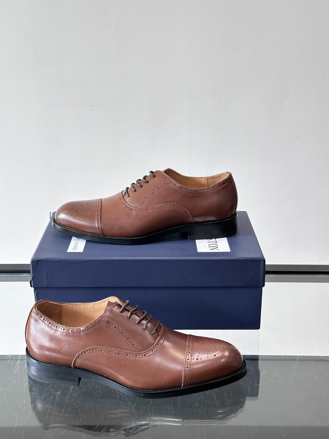 J·M男士布洛克皮鞋，采用头层牛皮，表面手工擦色，复古感满满✨。经典布洛克雕花+三接头设计，商务正装、婚