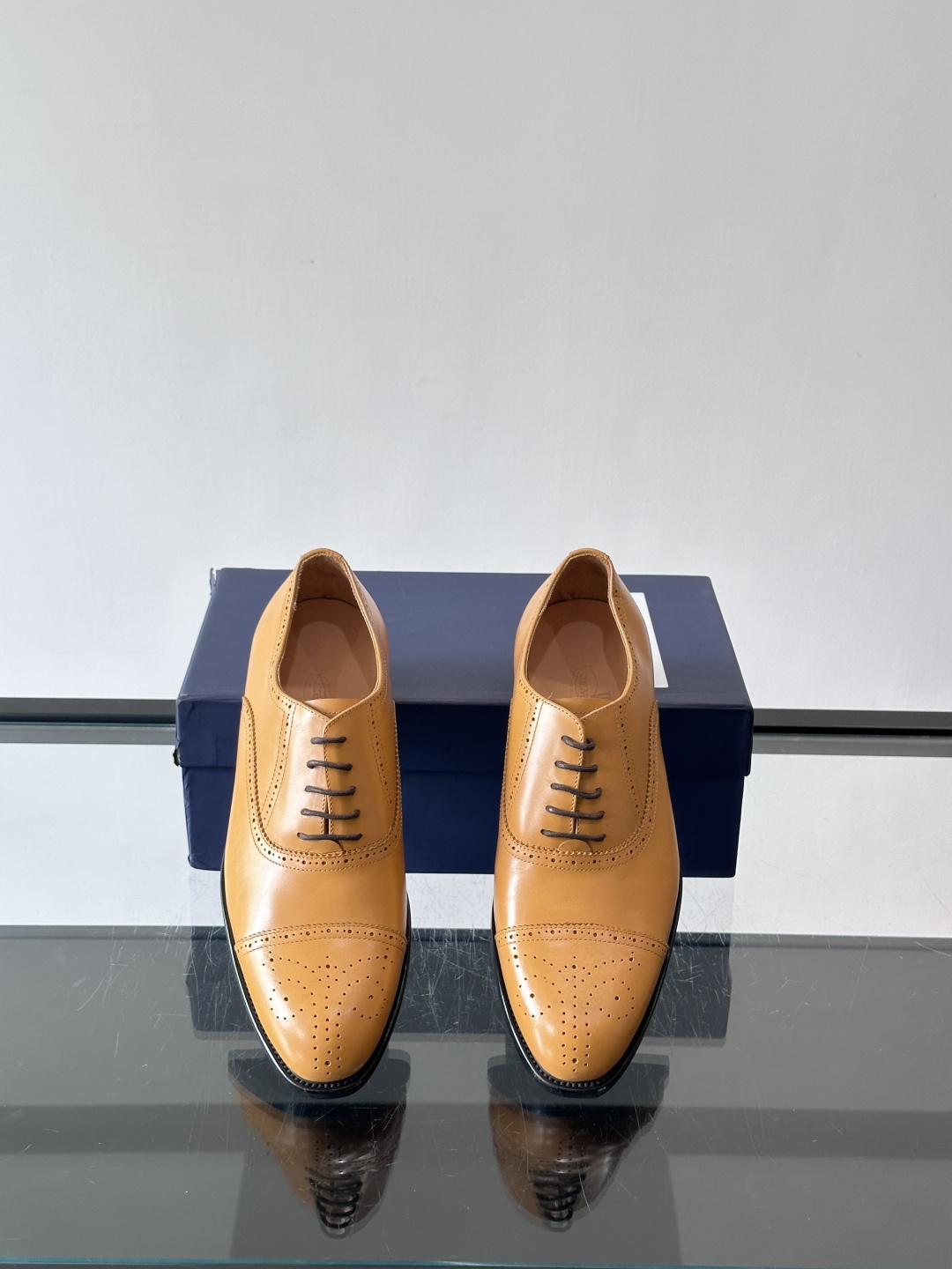 J·M男士布洛克皮鞋，采用头层牛皮，表面手工擦色，复古感满满✨。经典布洛克雕花+三接头设计，商务正装、婚