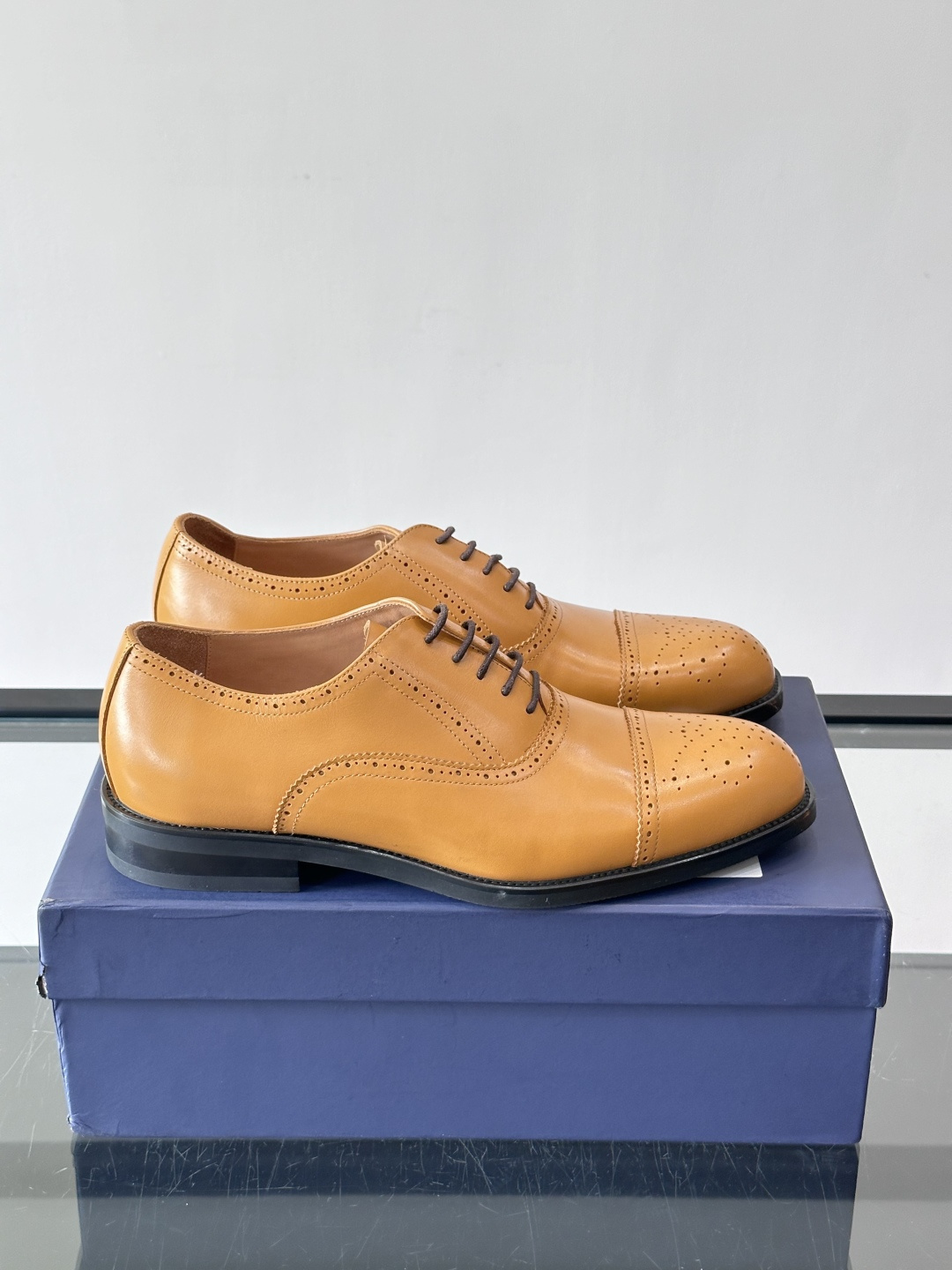 J·M男士布洛克皮鞋，采用头层牛皮，表面手工擦色，复古感满满✨。经典布洛克雕花+三接头设计，商务正装、婚