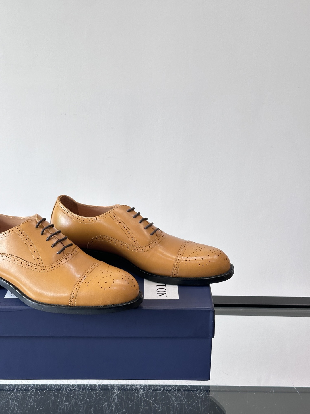 J·M男士布洛克皮鞋，采用头层牛皮，表面手工擦色，复古感满满✨。经典布洛克雕花+三接头设计，商务正装、婚