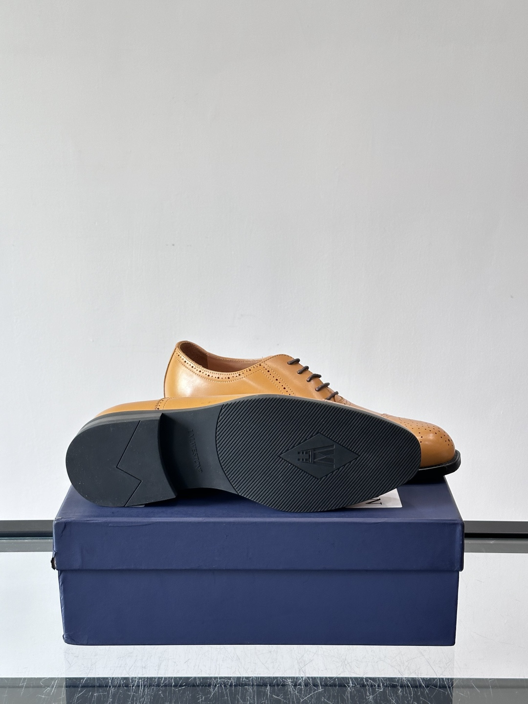 J·M男士布洛克皮鞋，采用头层牛皮，表面手工擦色，复古感满满✨。经典布洛克雕花+三接头设计，商务正装、婚