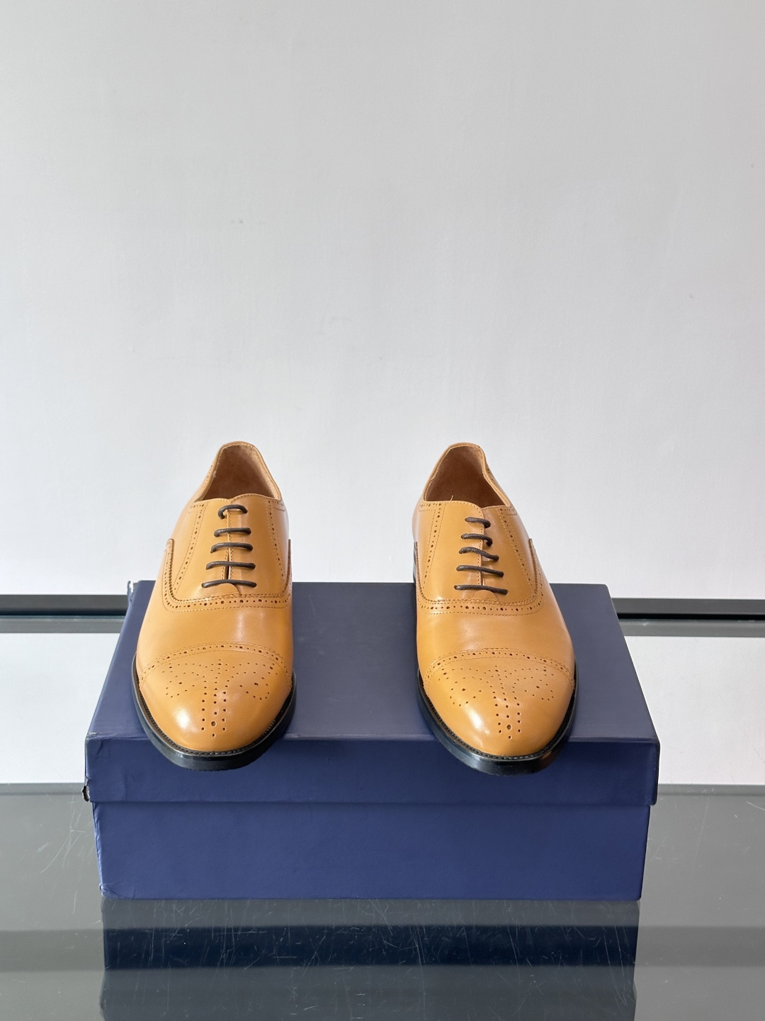 J·M男士布洛克皮鞋，采用头层牛皮，表面手工擦色，复古感满满✨。经典布洛克雕花+三接头设计，商务正装、婚