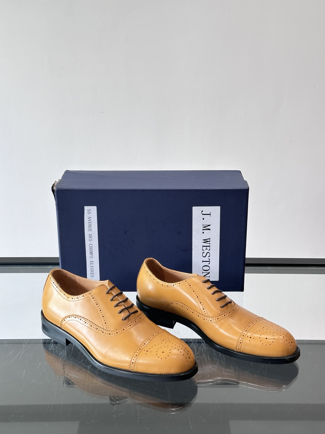 J·M男士布洛克皮鞋，采用头层牛皮，表面手工擦色，复古感满满✨。经典布洛克雕花+三接头设计，商务正装、婚