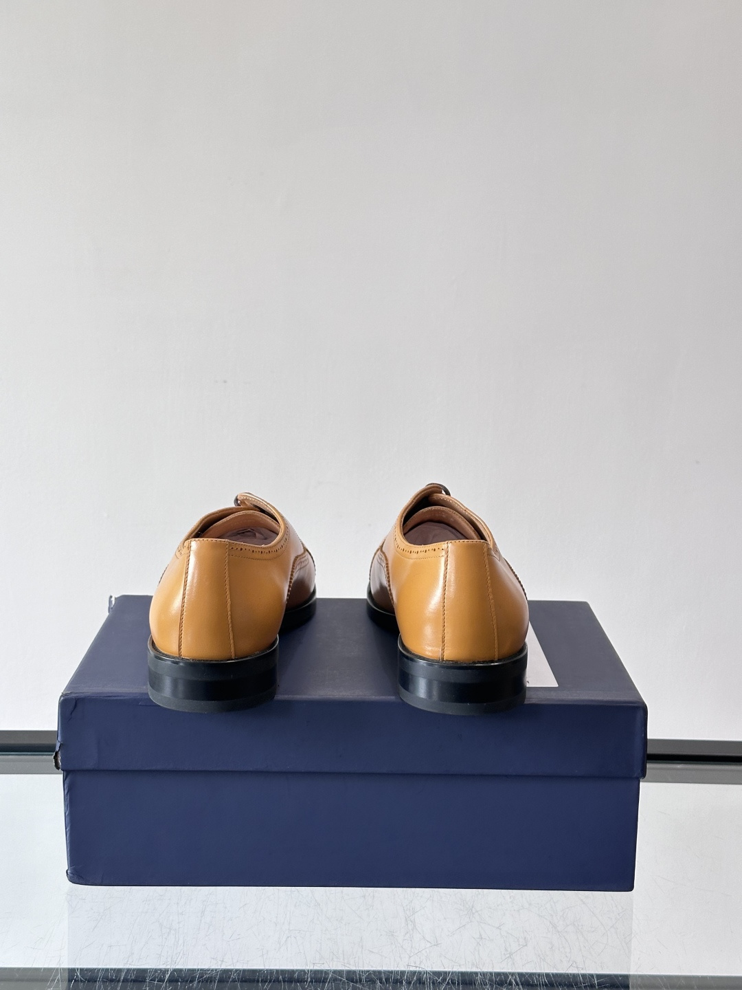 J·M男士布洛克皮鞋，采用头层牛皮，表面手工擦色，复古感满满✨。经典布洛克雕花+三接头设计，商务正装、婚