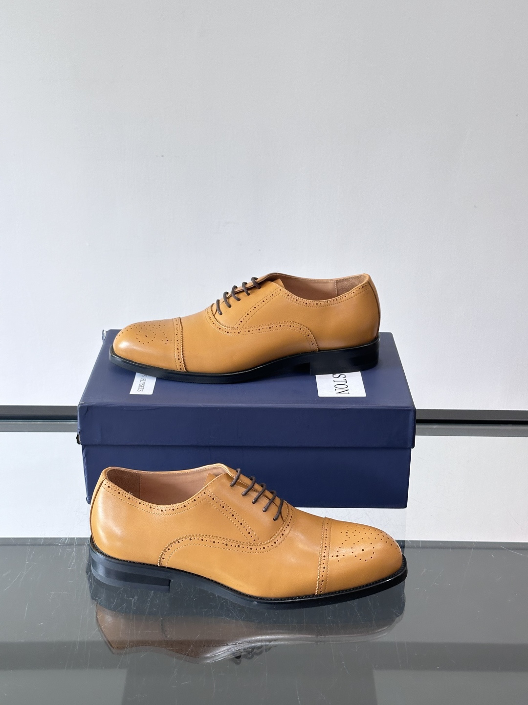 J·M男士布洛克皮鞋，采用头层牛皮，表面手工擦色，复古感满满✨。经典布洛克雕花+三接头设计，商务正装、婚