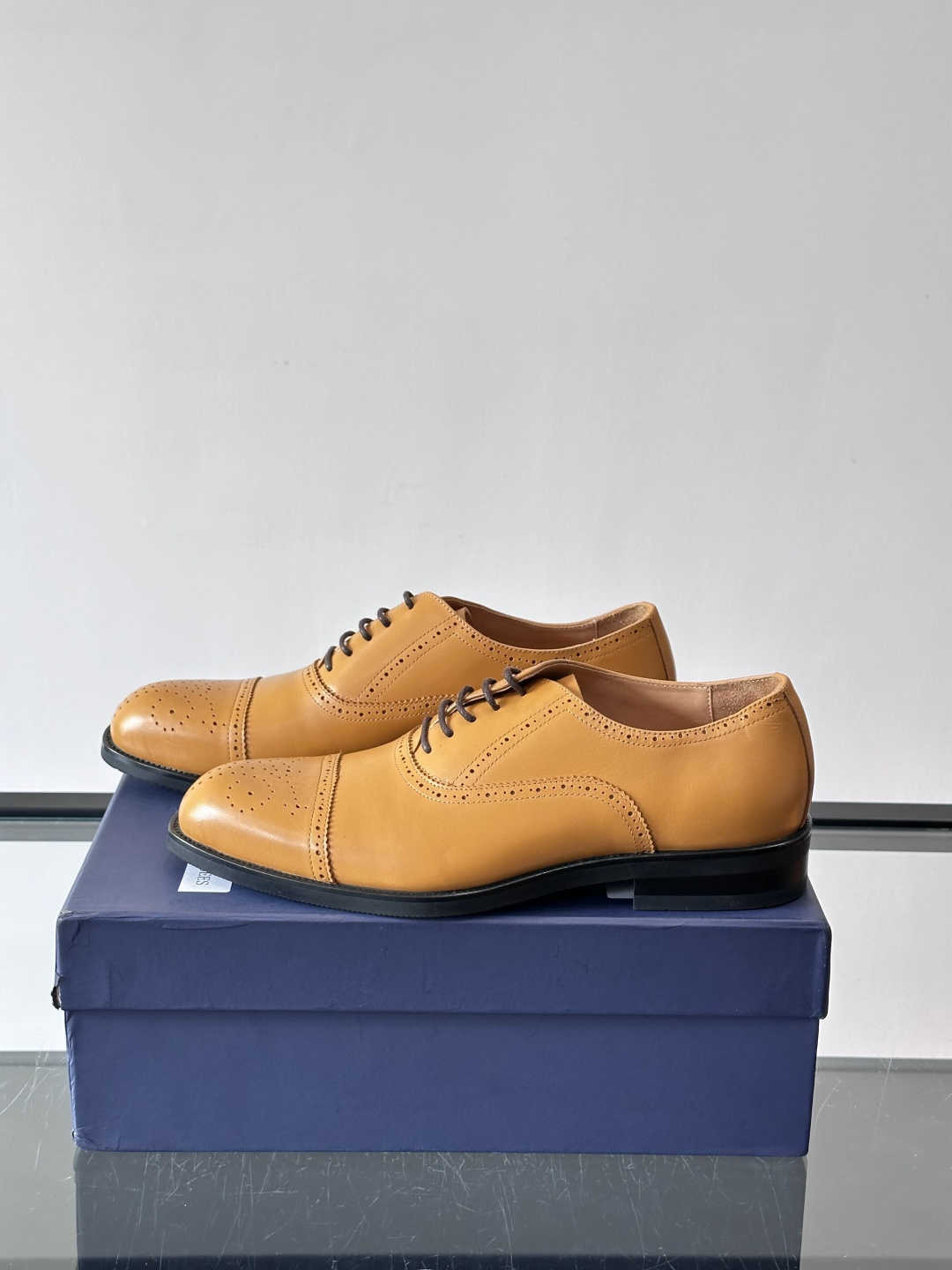 J·M男士布洛克皮鞋，采用头层牛皮，表面手工擦色，复古感满满✨。经典布洛克雕花+三接头设计，商务正装、婚