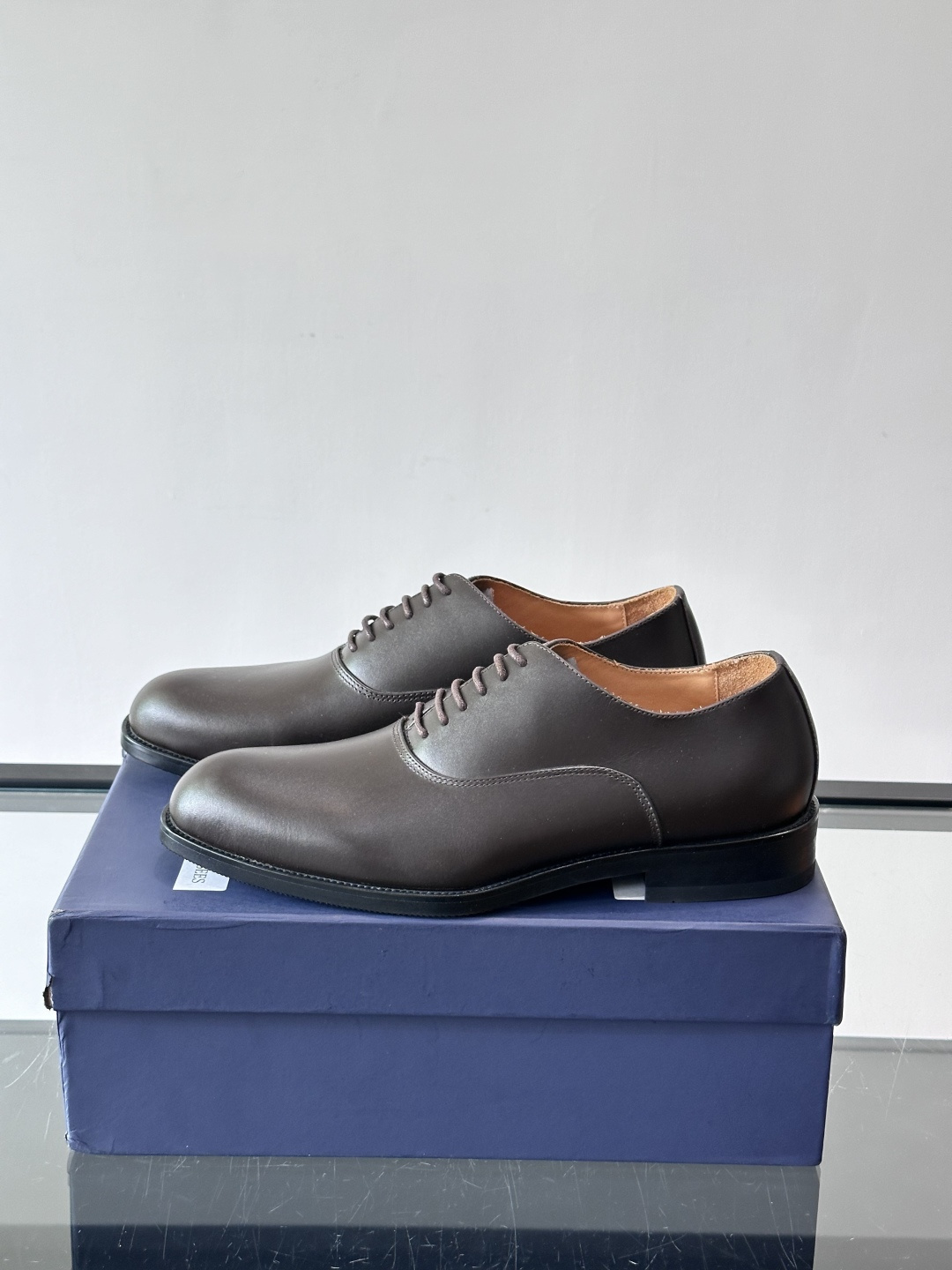 J·M男士布洛克皮鞋，采用头层牛皮，表面手工擦色，复古感满满✨。经典布洛克雕花+三接头设计，商务正装、婚