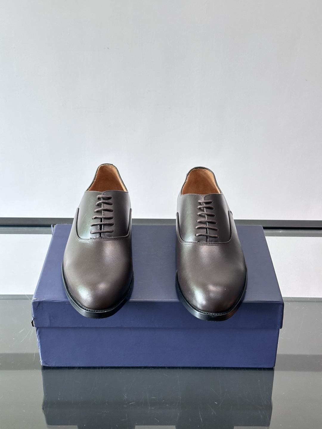 J·M男士布洛克皮鞋，采用头层牛皮，表面手工擦色，复古感满满✨。经典布洛克雕花+三接头设计，商务正装、婚