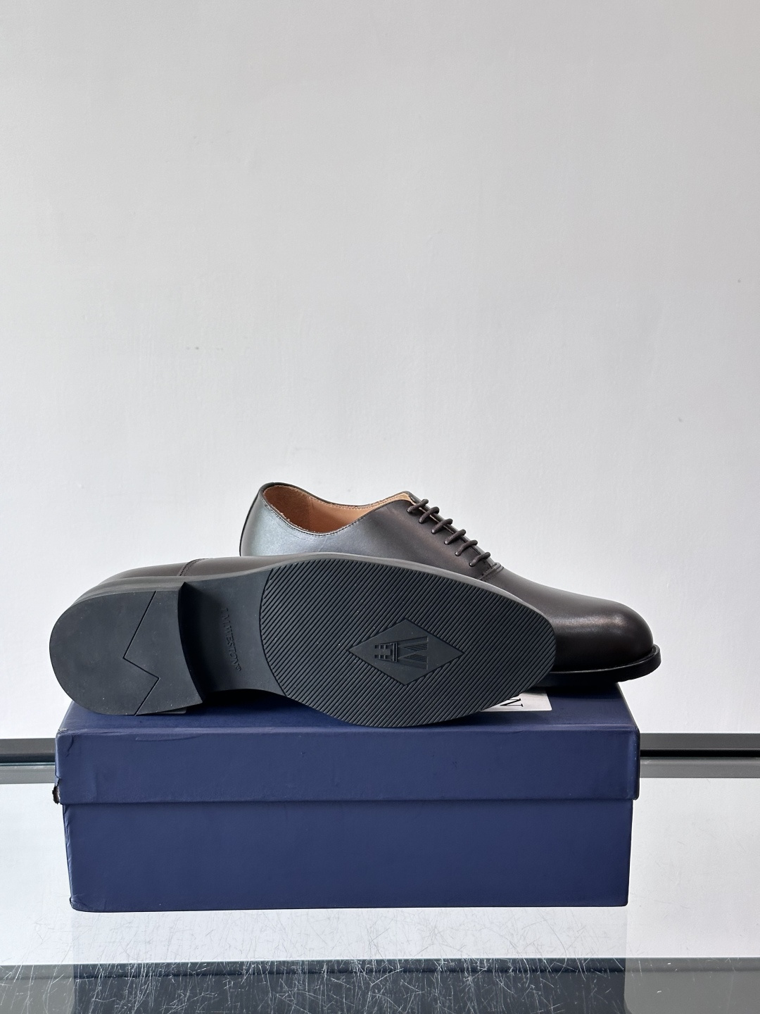 J·M男士布洛克皮鞋，采用头层牛皮，表面手工擦色，复古感满满✨。经典布洛克雕花+三接头设计，商务正装、婚