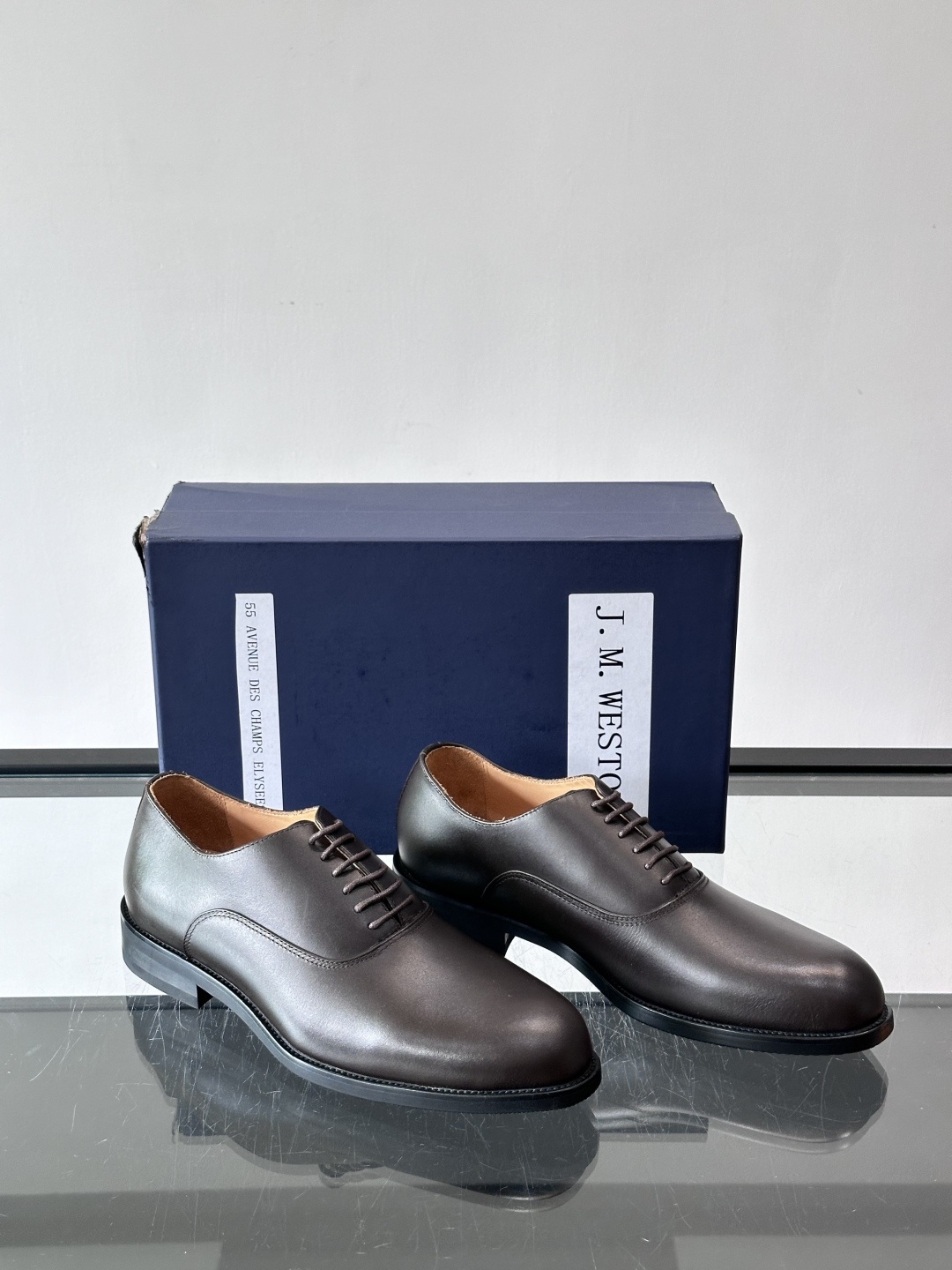 J·M男士布洛克皮鞋，采用头层牛皮，表面手工擦色，复古感满满✨。经典布洛克雕花+三接头设计，商务正装、婚