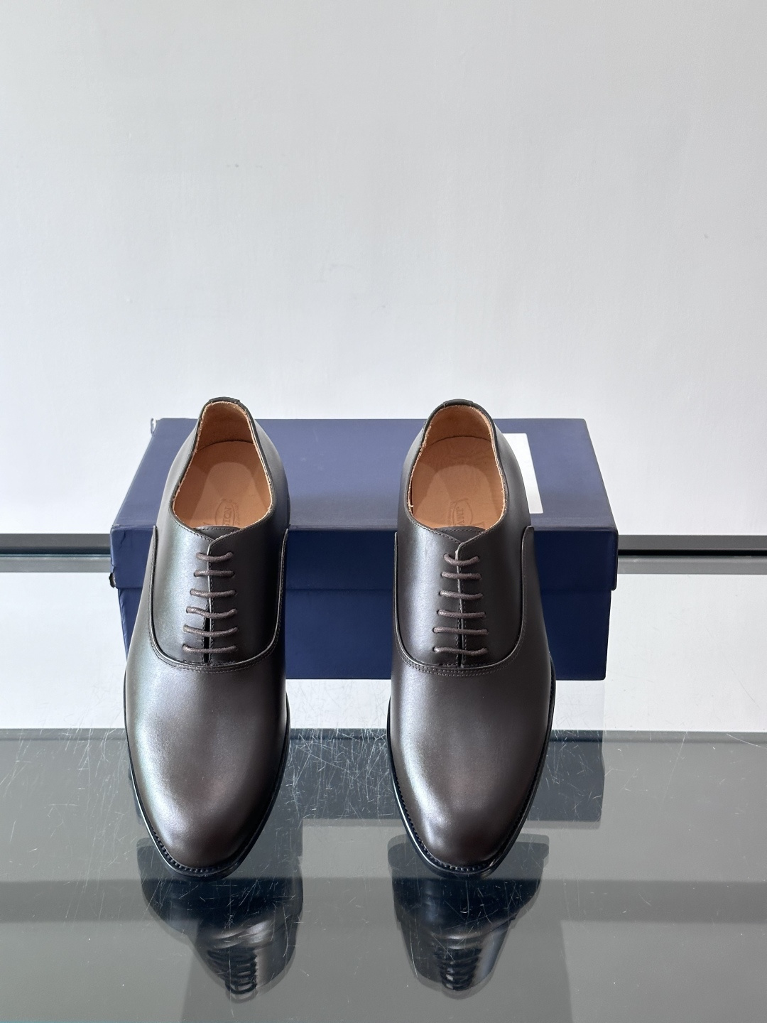 J·M男士布洛克皮鞋，采用头层牛皮，表面手工擦色，复古感满满✨。经典布洛克雕花+三接头设计，商务正装、婚