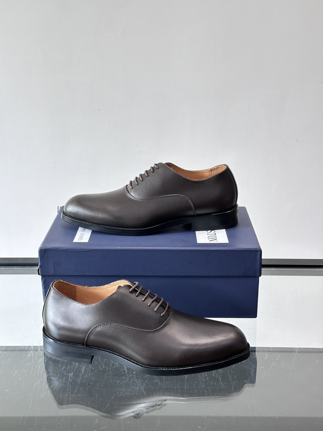 J·M男士布洛克皮鞋，采用头层牛皮，表面手工擦色，复古感满满✨。经典布洛克雕花+三接头设计，商务正装、婚