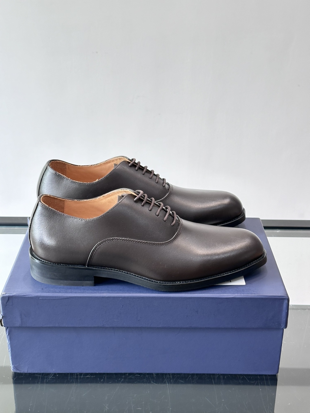 J·M男士布洛克皮鞋，采用头层牛皮，表面手工擦色，复古感满满✨。经典布洛克雕花+三接头设计，商务正装、婚