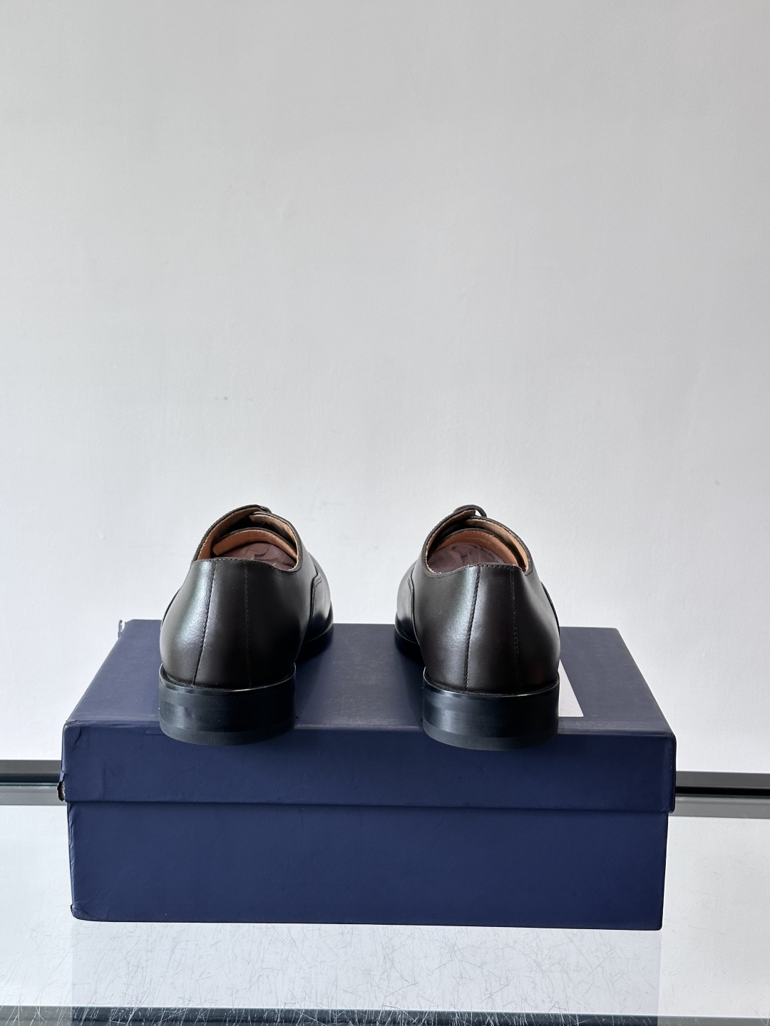 J·M男士布洛克皮鞋，采用头层牛皮，表面手工擦色，复古感满满✨。经典布洛克雕花+三接头设计，商务正装、婚