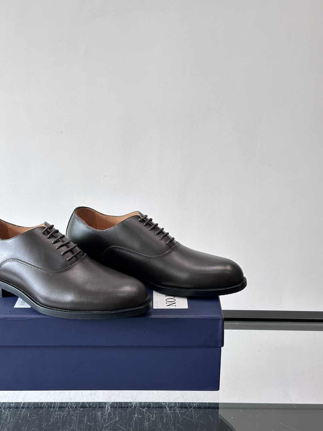 J·M男士布洛克皮鞋，采用头层牛皮，表面手工擦色，复古感满满✨。经典布洛克雕花+三接头设计，商务正装、婚