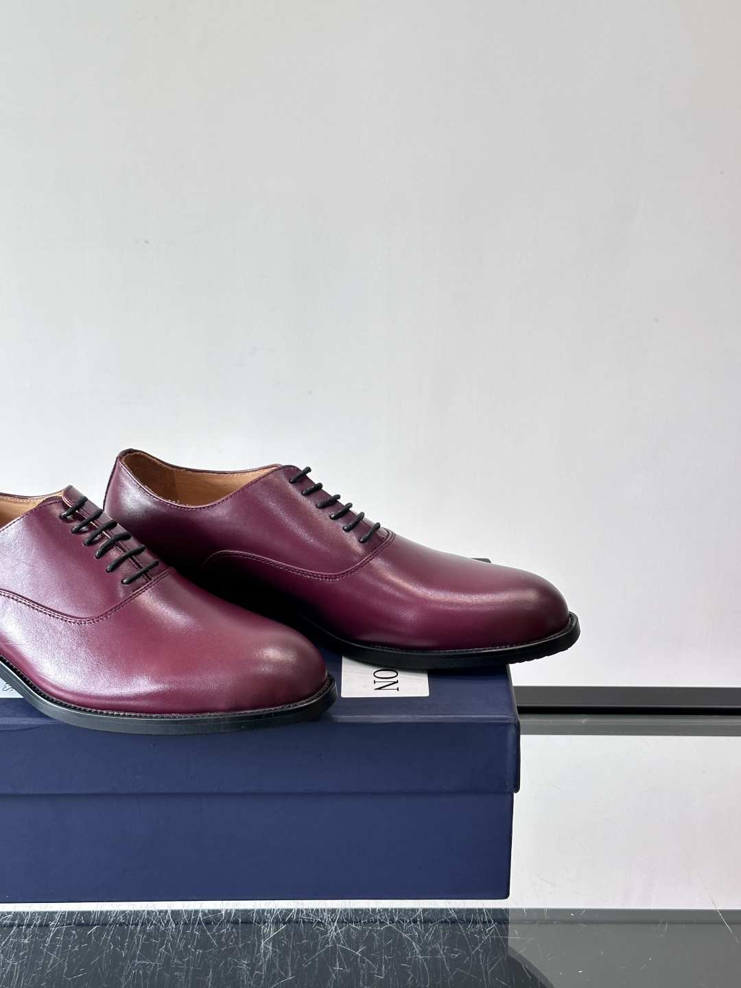 J·M男士布洛克皮鞋，采用头层牛皮，表面手工擦色，复古感满满✨。经典布洛克雕花+三接头设计，商务正装、婚