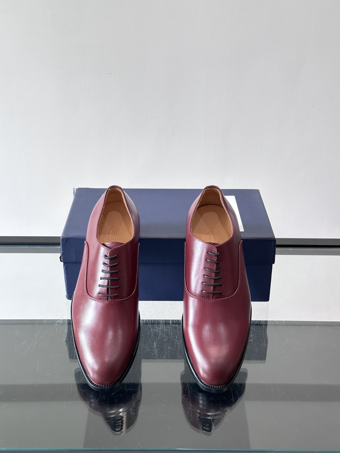 J·M男士布洛克皮鞋，采用头层牛皮，表面手工擦色，复古感满满✨。经典布洛克雕花+三接头设计，商务正装、婚