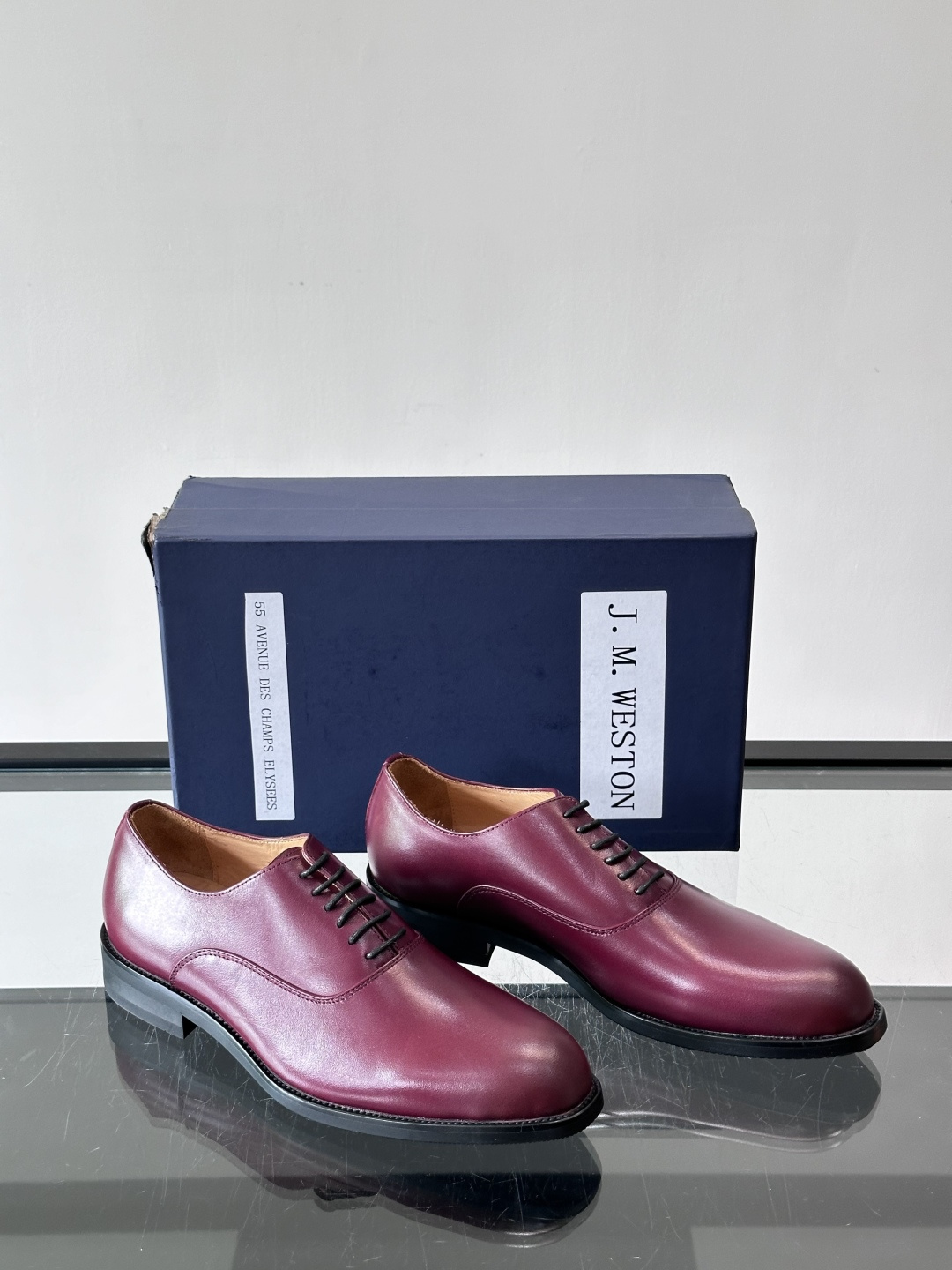 J·M男士布洛克皮鞋，采用头层牛皮，表面手工擦色，复古感满满✨。经典布洛克雕花+三接头设计，商务正装、婚