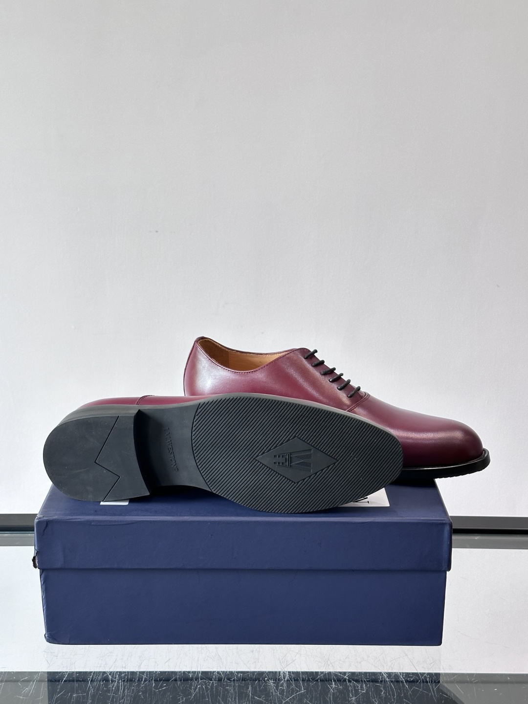 J·M男士布洛克皮鞋，采用头层牛皮，表面手工擦色，复古感满满✨。经典布洛克雕花+三接头设计，商务正装、婚